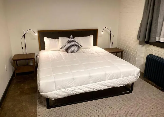 3E-Spacious close to PITT/CMU/Carlow, Sleeps 4